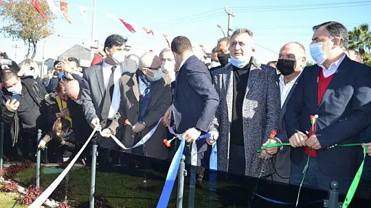 Uğur Mumcu Parkı'na yakışan anıt karanfillerle donatıldı