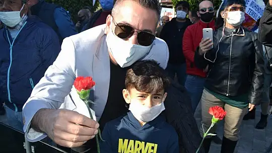 Uğur Mumcu Parkı'na yakışan anıt karanfillerle donatıldı