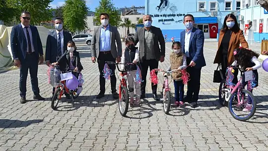 Muhtardan çocuklara bisiklet