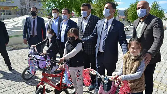 Muhtardan çocuklara bisiklet