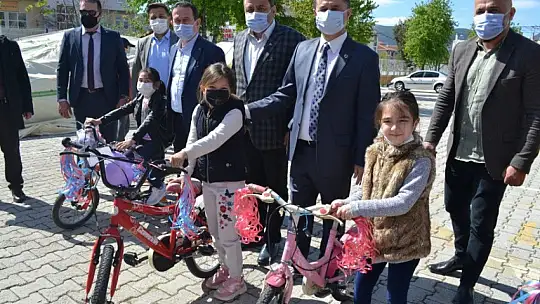 Muhtardan çocuklara bisiklet