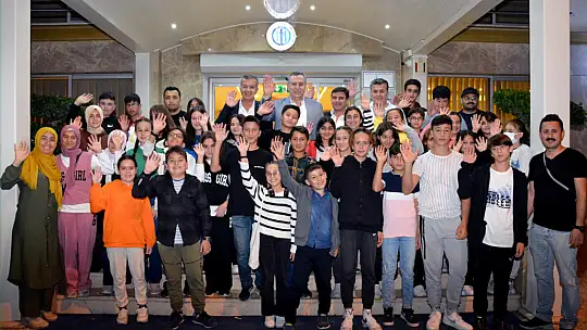 Öğrenciler Ata'nın huzuruna çıktı