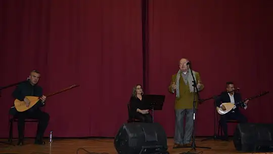 Özbay'ın anıtına karanfil bıraktılar 