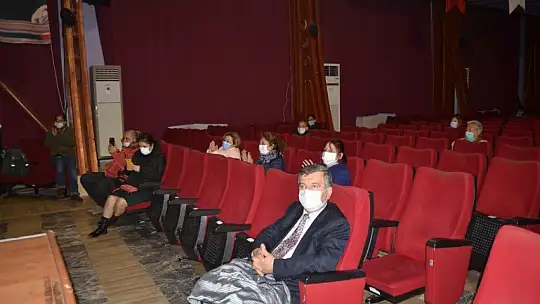 Özbay'ın anıtına karanfil bıraktılar 