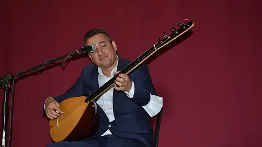 Özbay'ın anıtına karanfil bıraktılar 