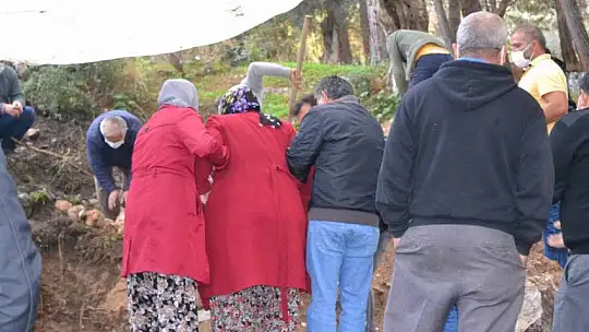 Bıçakla öldürülen anne toprağa verildi