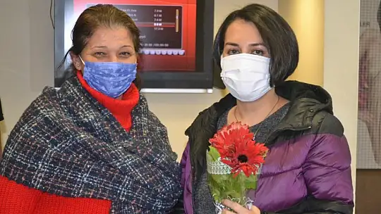 Bebeği için saçlarını bağışladı