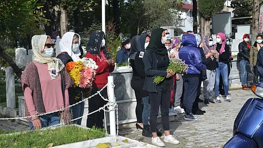 İzmir'de Eski Eşi Tarafından Öldürülen Fulya Öztürk, Fethiye'de Toprağa Verildi