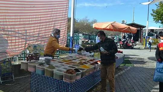 Esnaflara ve vatandaşlara maske dağıttı