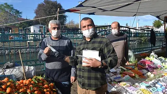 Esnaflara ve vatandaşlara maske dağıttı