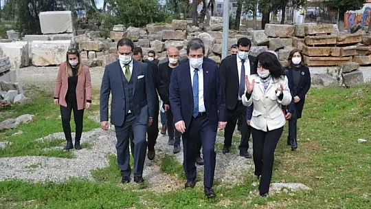 Vali Tavlı antik tiyatro hakkında bilgiler aldı 