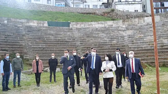 Vali Tavlı antik tiyatro hakkında bilgiler aldı 