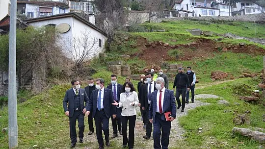 Vali Tavlı antik tiyatro hakkında bilgiler aldı 