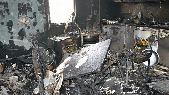 Zorluklarla yaptırdığı evi kül oldu