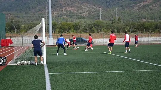Fethiyespor suni çimde hazırlanıyor 