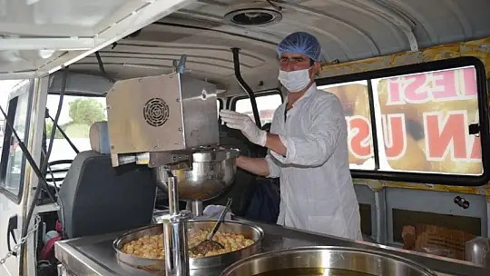 AK Parti İlçe Teşkilatı kandil dolayısıyla lokma dağıttı