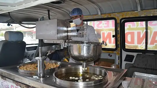 AK Parti İlçe Teşkilatı kandil dolayısıyla lokma dağıttı