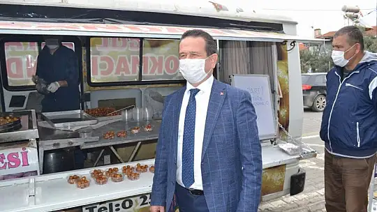 AK Parti İlçe Teşkilatı kandil dolayısıyla lokma dağıttı