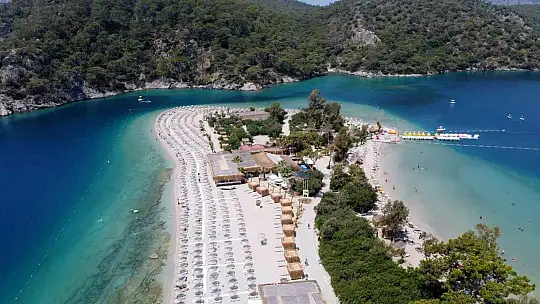 Dünyaca ünlü plajda deniz dibi temizliği