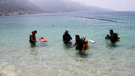 Dünyaca ünlü plajda deniz dibi temizliği