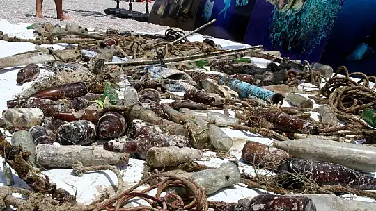 Dünyaca ünlü plajda deniz dibi temizliği