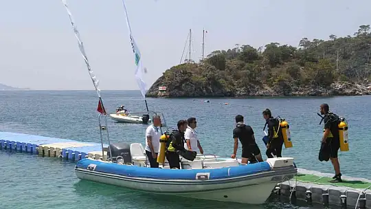 Dünyaca ünlü plajda deniz dibi temizliği