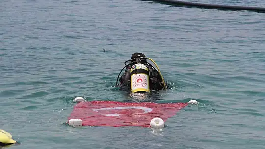 Dünyaca ünlü plajda deniz dibi temizliği