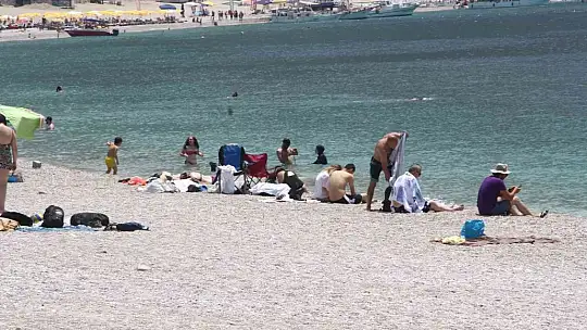Dünyaca ünlü plajda deniz dibi temizliği