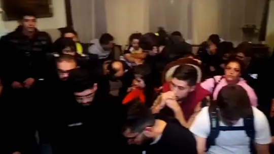 DÜZENSİZ GÖÇMENLERİ BİSKÜVİ KOLİSİ YAKALATTI