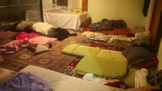 DÜZENSİZ GÖÇMENLERİ BİSKÜVİ KOLİSİ YAKALATTI