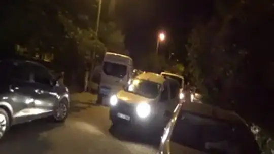 DÜZENSİZ GÖÇMENLERİ BİSKÜVİ KOLİSİ YAKALATTI