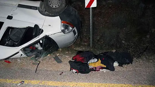 Düzensiz göçmenleri taşıyan minibüs kaza yaptı: 2 yaralı