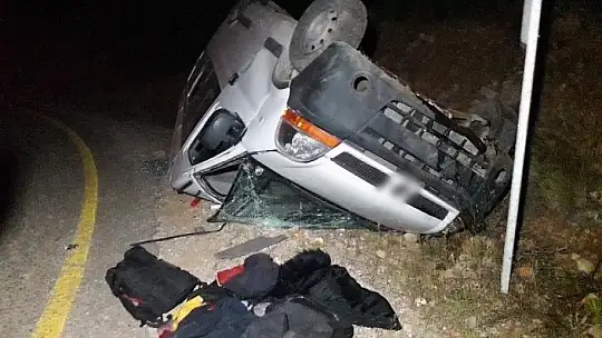 Düzensiz göçmenleri taşıyan minibüs kaza yaptı: 2 yaralı