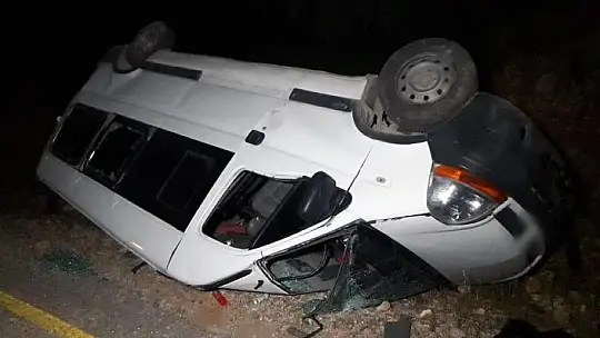 Düzensiz göçmenleri taşıyan minibüs kaza yaptı: 2 yaralı