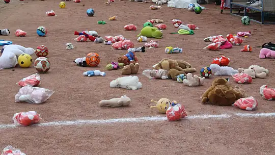 FETHİYESPOR TARAFTARI DEPREMZEDE ÇOCUKLARI UNUTMADI 