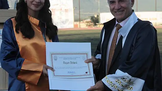 Edebiyat Fakültesinde mezuniyet sevinci