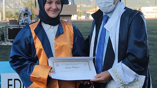 Edebiyat Fakültesinde mezuniyet sevinci