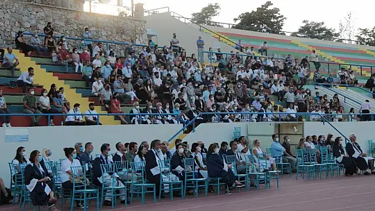Edebiyat Fakültesinde mezuniyet sevinci