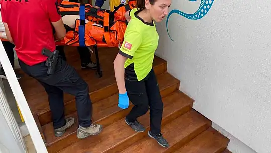 Eğlence mekanı çatısına düşen paraşütçü yaralandı