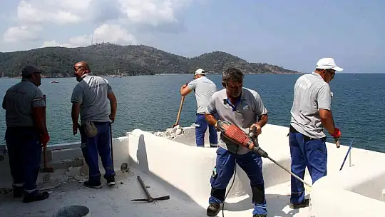 Ekipler tekneyle geldi, kaçak binanın yıkımına başlandı