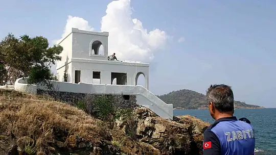 Ekipler tekneyle geldi, kaçak binanın yıkımına başlandı