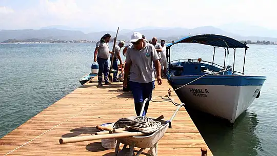 Ekipler tekneyle geldi, kaçak binanın yıkımına başlandı