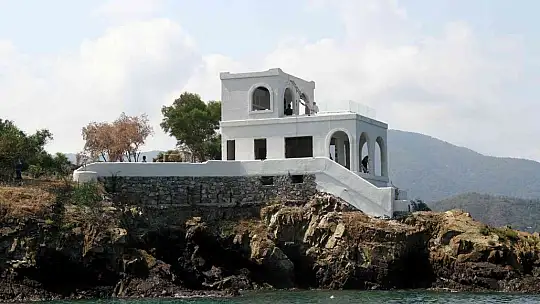 Ekipler tekneyle geldi, kaçak binanın yıkımına başlandı