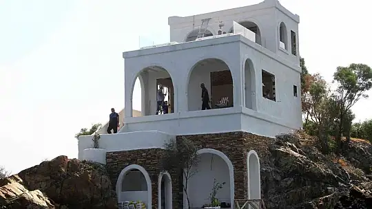 Ekipler tekneyle geldi, kaçak binanın yıkımına başlandı