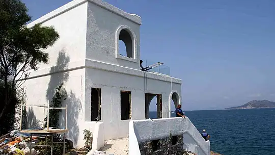 Ekipler tekneyle geldi, kaçak binanın yıkımına başlandı