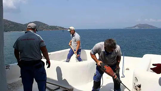 Ekipler tekneyle geldi, kaçak binanın yıkımına başlandı
