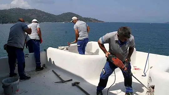 Ekipler tekneyle geldi, kaçak binanın yıkımına başlandı