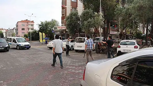 Ekmek bıçaklı şahıs etrafa korku saldı