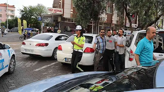 Ekmek bıçaklı şahıs etrafa korku saldı