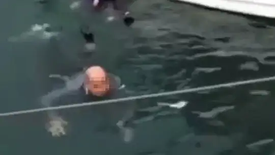 El ele tutuşup denize atlayan yaşlı çift, otele yerleştirildi